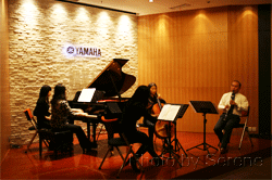雷火电竞新办公室音乐厅举办室内小型音乐会 